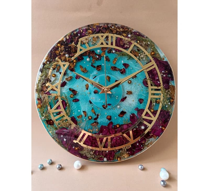 Red Roses Gold Roman Numeral Clock