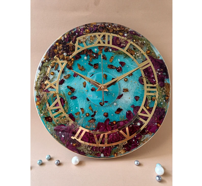 Red Roses Gold Roman Numeral Clock